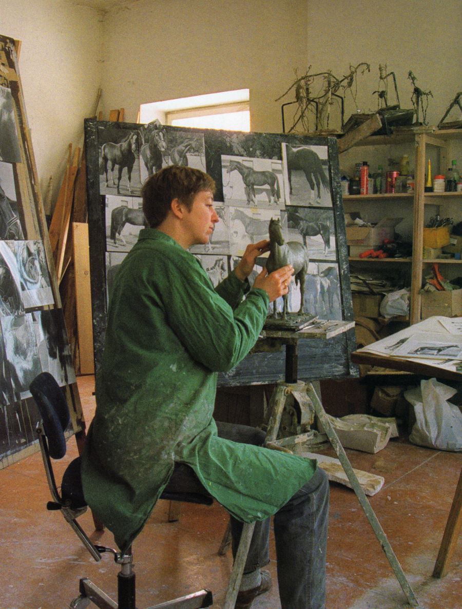 Bild zeigt Christiane Horn in ihrem Atelier
