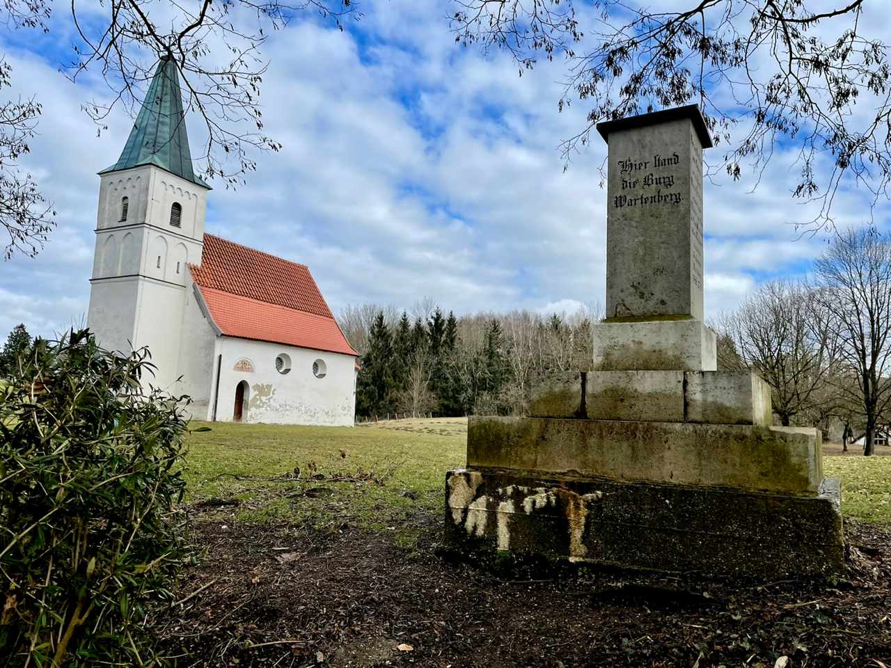 Bild zeigt die Kapelle St. Nikolaus auf dem Nikolaiberg mit dem Gedenkstein, wo einst die Burg der Wittelsbacher stand