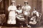 Foto_745-Fasching-ca1925-Gebhart-Anna-Stuhlberger-Helene-Elise-Haertl-Kiefl-Marie